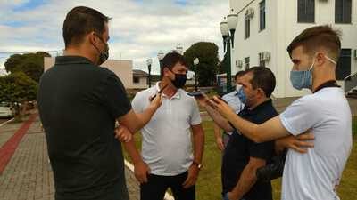 ApÃ³s manifestaÃ§Ã£o em frente a prefeitura comÃ©rcio segue de portas fechadas